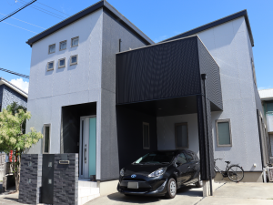 淡路島洲本市K様邸　グレーとブラックの組み合わせで、都会的でスタイリッシュな印象の外観に！